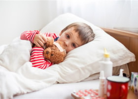 طفلك يعاني من الكحّة وقت النوم؟ ساعديه للتخلّص منها
